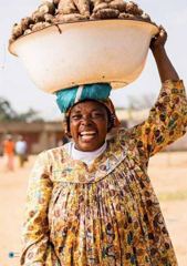 Productrice souriante portant sa récolte de tubercules Cameroun